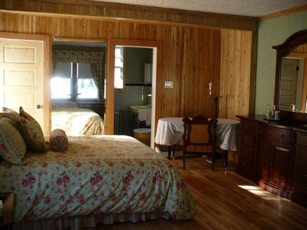 Auberge La Bonne Mine Hotel Thetford Mines Room photo